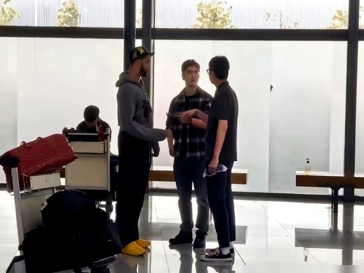 青岛男篮死攥着俩外援不换，别以为人家躺平了，这是盘大棋。

留人不过是保战绩底线，高层眼珠子早盯死了大洋彼岸。

海外联赛14场首发，场均硬砸17.1分9.2篮板，命中率飙过六成。杨瀚森在外面把对抗磨出了老茧，7月还要赶回来打预选赛。

不凑眼前的热闹，硬拿时间差换未来。等小杨拿着满级号归队，直接带