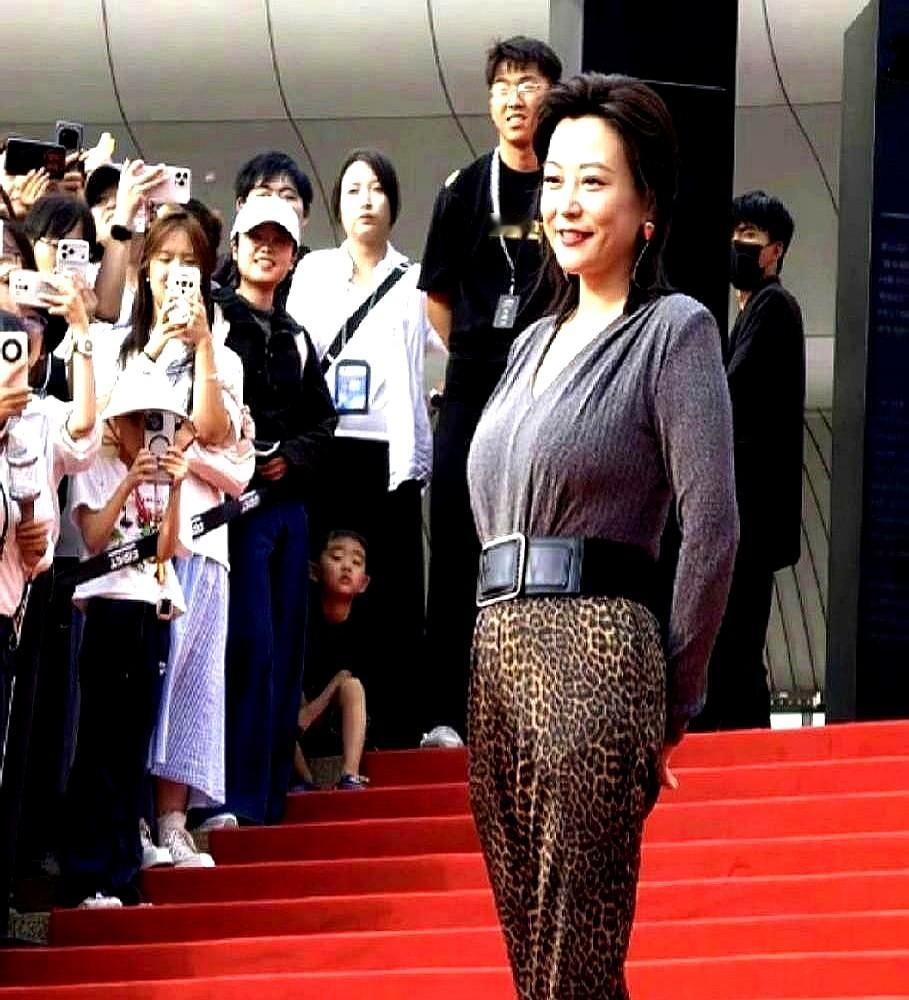 内娱这回真被郝蕾的一身肉给狠狠上了一课。

红毯上满屏的排骨精还在拼命吸肚子，郝蕾直接套着大码高定就上去了。没锁骨，没直角肩，全网都在盯她的腰围。

结果选角导演当场拍板定人。大唐的戏，干瘪的身材根本撑不住那些繁复的锦缎，剧组专门跑去协调大码戏服。别人熬夜饿肚子打瘦脸针，她端着茶杯在房间里死磕剧本。
