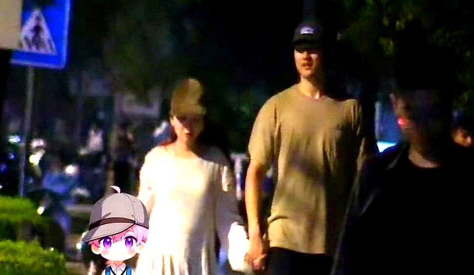 金莎晒了张跟孙丞潇的合照，评论区全在盯着她的肚子猜怀没怀孕。

只要谈个恋爱结个婚，稍微长点肉或者穿件宽松衣服，就非得被按上一个“有喜”的帽子。天天隔着屏幕扒根问底盯着人家的肚子看，不觉得尴尬吗？

怀孕这事比普通绯闻私密得多，现实里也是，身边谁结了婚稍微胖一点，周围人就跑过去追着问。

说白了，别