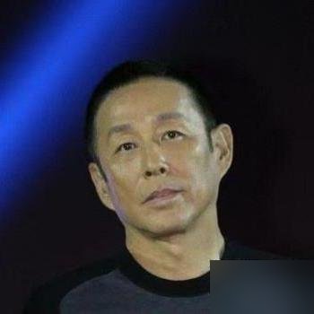 陈道明一句话，全场明星全站起来了。
颁奖礼上，他慢悠悠说，自己是巩俐戏里的“第三任丈夫”，前两任是姜文和葛优。台下笑成一片，没人敢接话。
《红高粱》《活着》《归来》，三部片子，三个男人，他一句话全串起来了。不卑不亢，不抢不闹，就把江湖座次排得明明白白。
这就是老戏骨的控场。不靠嗓门，不靠热搜，