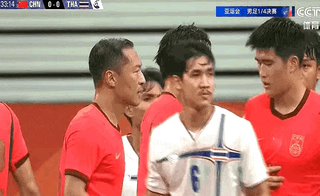 亚运会铜牌战点球大战两队爆发冲突时，依木兰竟然一个人默默退回了中圈
 

2005年出生的新疆小将，10岁就离开家进鲁能足校，骨子里早习惯了独处。
 

当年在U20亚洲杯踢出“中国哈维”的名堂，谁承想大伤缠身整整养了一年。
 

看着队友王钰栋、蒯纪闻不断拿机会，他连U23亚洲杯大名单都没进去，只