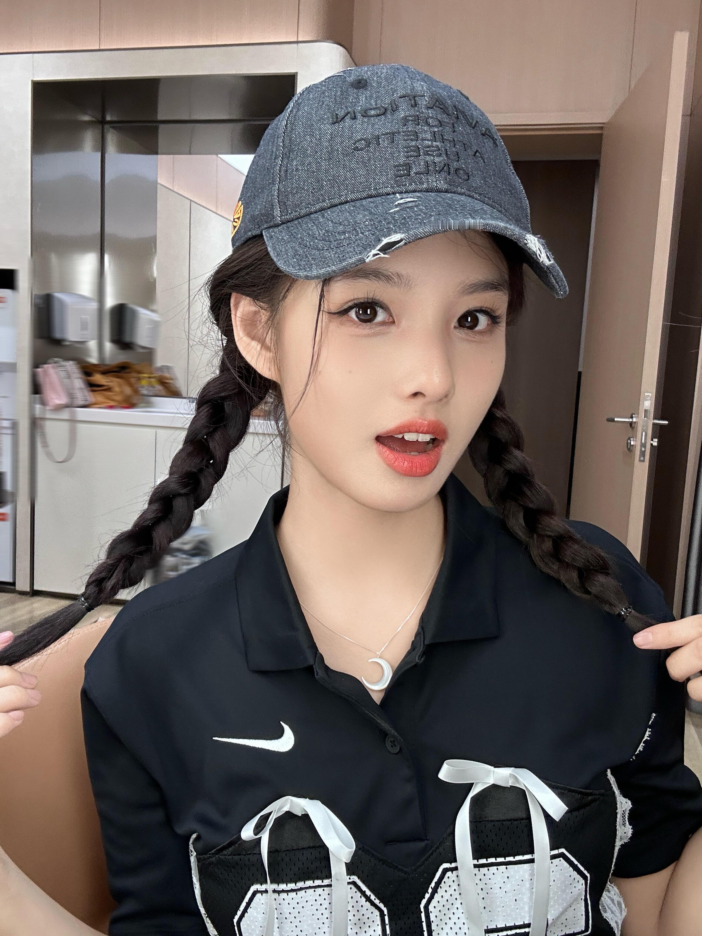 #艾米[超话]#💙 #艾米蓝灵娥# 
【260831】艾米XHS更新图文一则

一些些最近

​