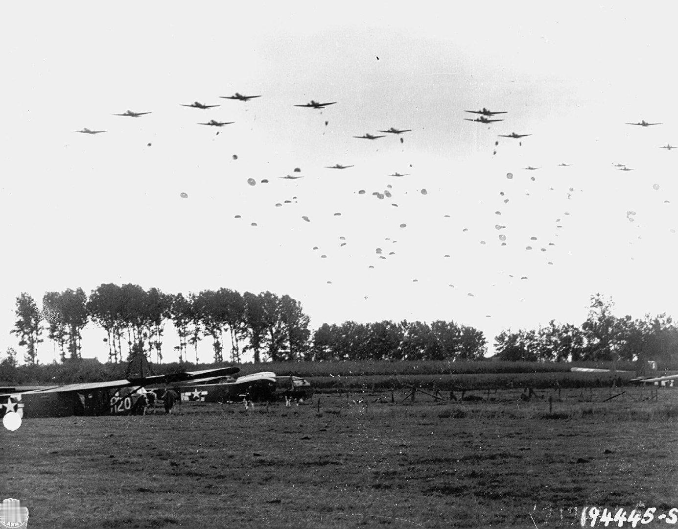 1944年9月25日。市场花园行动结束。这是一场盟军军事行动，二战期间在荷兰和德国进行，是截至当时规模最大的空降行动。#历史上的今天# ​