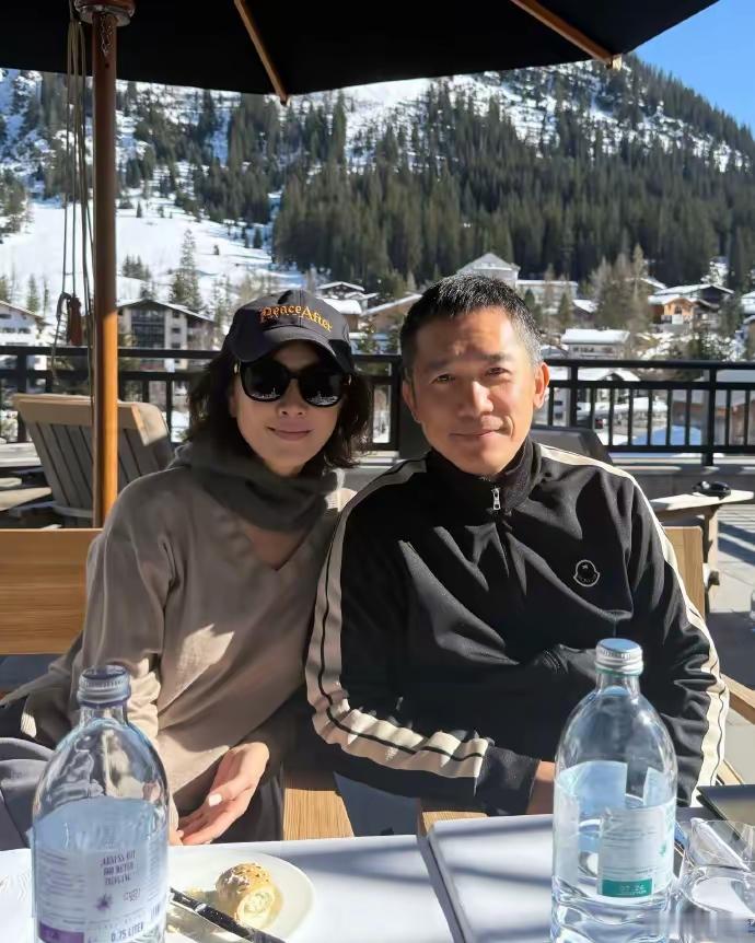 刘嘉玲60岁了，晒出和老公梁朝伟在法国小镇度假照，谁懂啊，太养眼了！​​​​