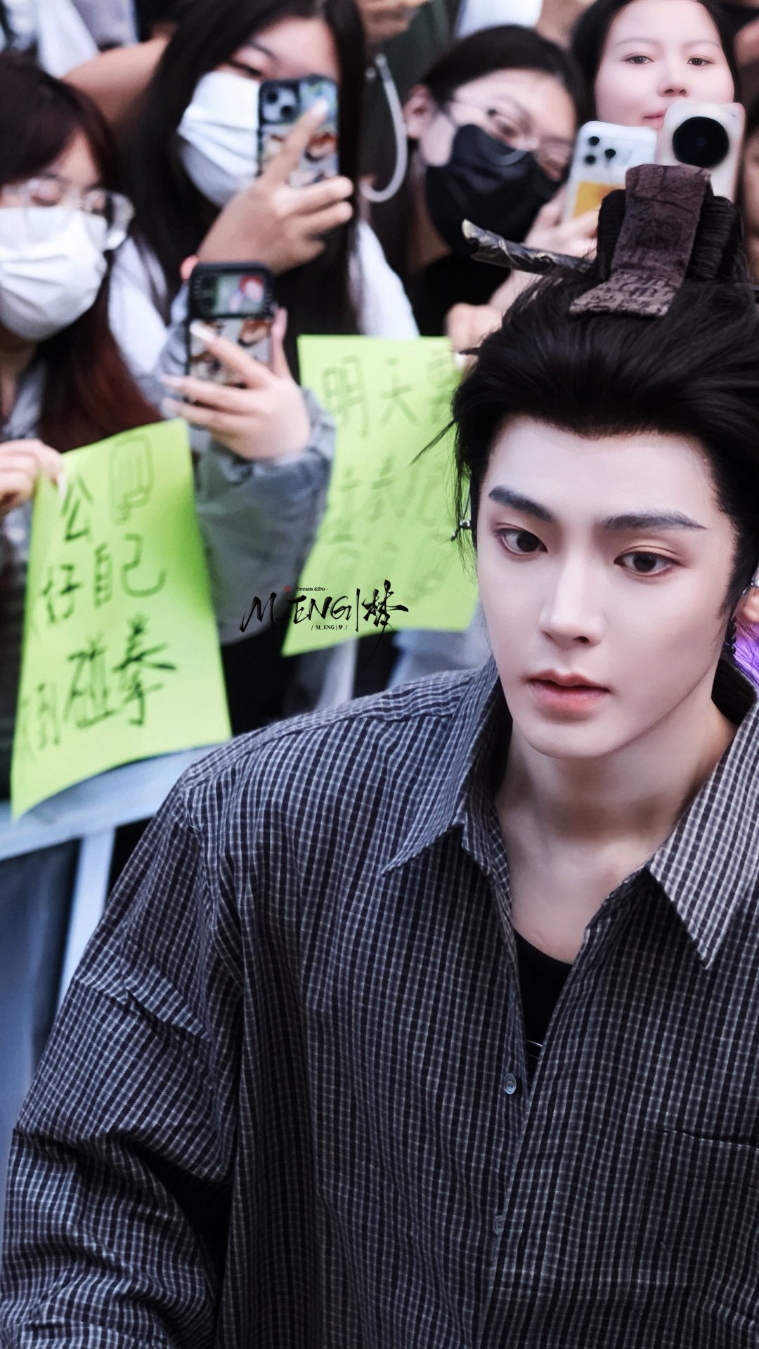 #侯明昊[超话]#  
懒了好几天，今天修几张图吧，真的帅得人神共愤吧！
#侯明昊#  | #侯明昊容尘子#  | #‍今日星拍放送#  | #侯明昊在花少6搬了30个行李箱# ​