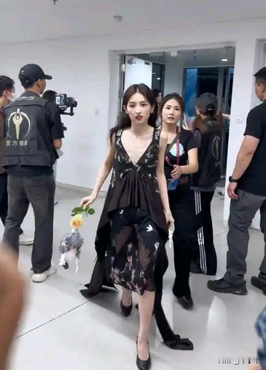 张子枫近期的无滤镜生图体态引发网络热议。画面中她身形过度消瘦，呈现纸片人体态，头身比例失衡，视觉观感不协调。体态存在盆骨前倾的问题，身姿缺乏挺拔感，面部轮廓与气质和以往相比差异明显，个人特色大幅减弱。
 
张子枫以往的荧幕形象清新自然，面部线条圆润柔和，体态舒展大方，独特的少年气质收获众多观众喜爱。