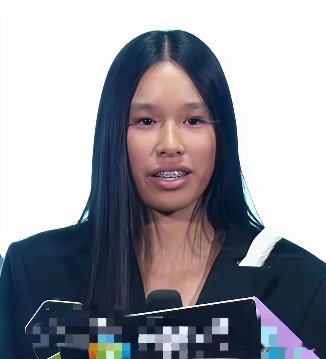 很多人曾评判张庭女儿的长相不符合国内主流审美，夫妻俩却眼光独到，送女儿前往欧美时尚圈发展。

独特的冷系五官、极具辨识度的气质，让她迅速站稳海外模特市场，被称作东方黑天鹅，各类时尚邀约不断。

这也印证了审美具有极强的环境差异，大众定义的“不好看”，换一个赛道就能成为稀缺高级脸。

孩子从不是不够优