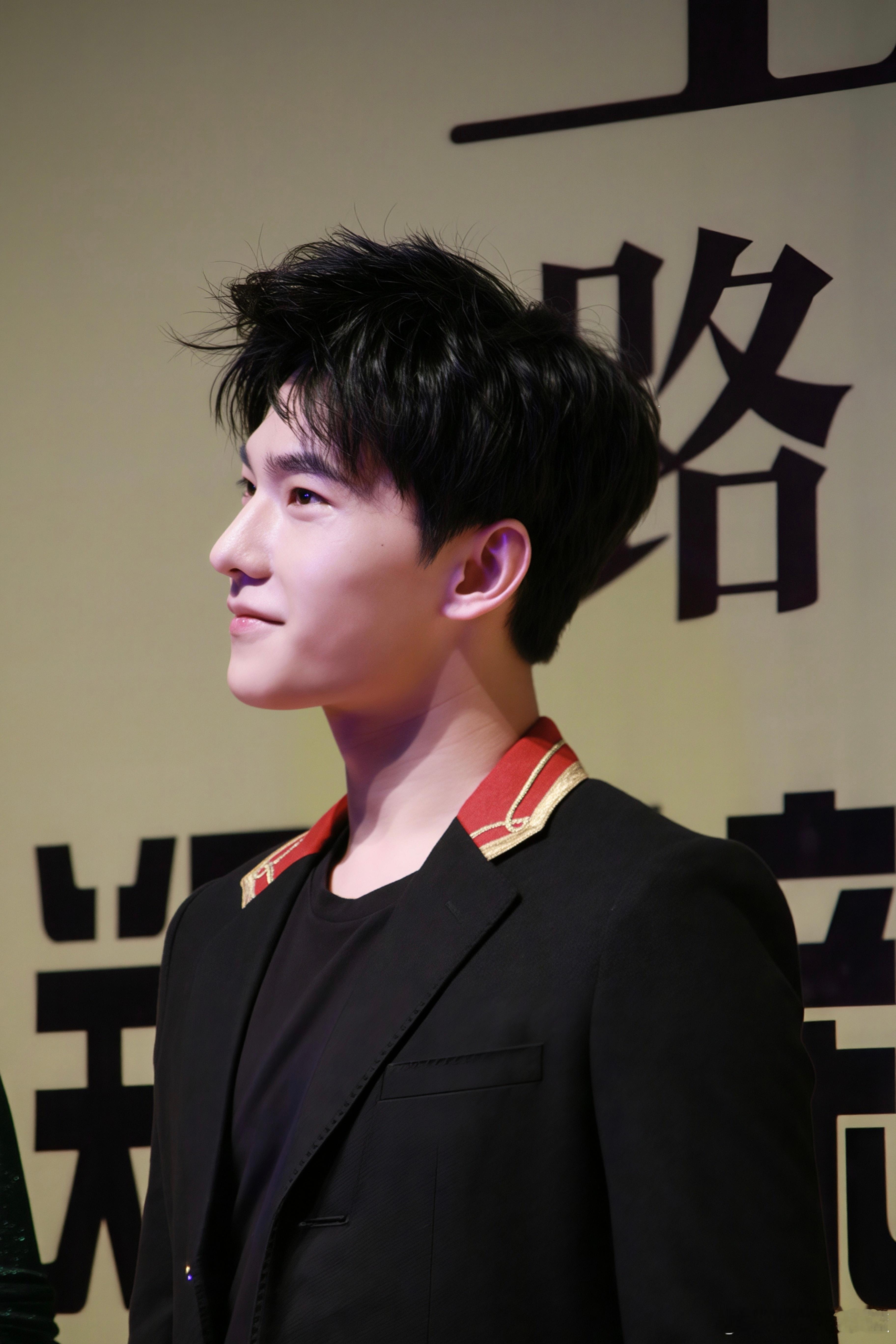 #杨洋[超话]#茅十八：杨洋演艺生涯中，纯粹的一抹暖光
        在光影交错的银幕世界里，杨洋塑造过无数令人惊艳的角色，但《从你的全世界路过》里的茅十八，无疑是最特别、最纯粹的一个。
        他颠覆了以往精致帅气的荧幕形象，顶着一头略显凌乱的“小炸毛”，戴着一副黑框眼镜，将一个痴迷于电器 ​