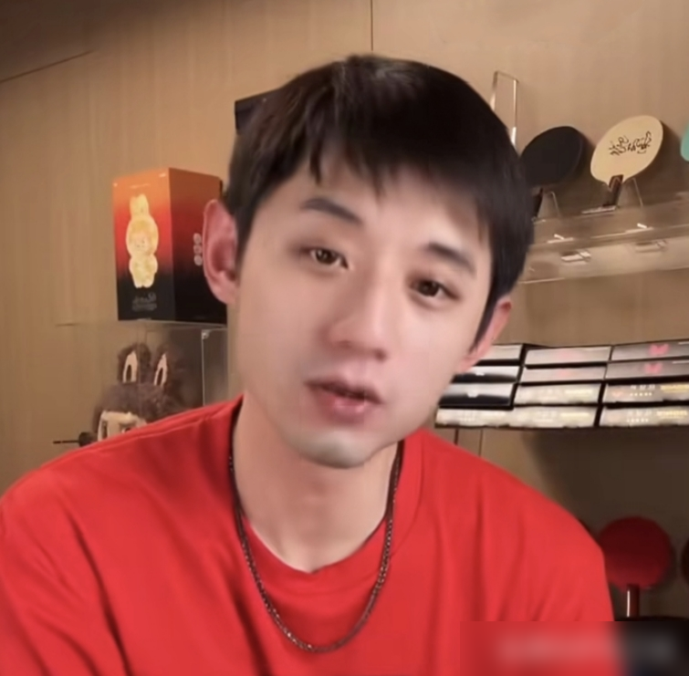王楚钦被林诗栋4比0横扫，低头摘银牌那一下，评论区直接炸了。
有人骂他没心气，有人心疼他三项全银太憋屈。吵得最凶的时候，张继科直播里撂了句话：只要金牌最后是中国队的，谁拿都行。
这话听着像和稀泥，其实把事点透了。队内交手，输赢真没那么要命。林诗栋反手拧起来那质量，搁半年前王楚钦还能硬扛两板，现在