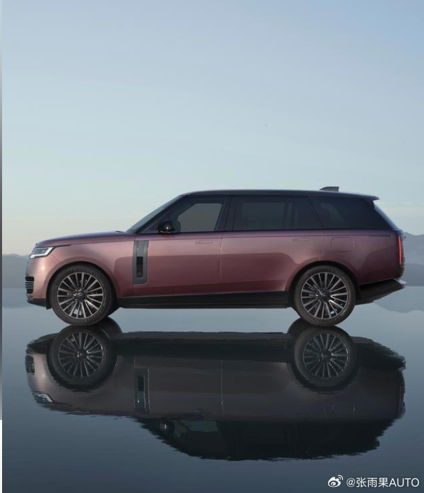 全新纯电揽胜：豪华硬派 SUV 迎来电动时代
当传奇揽胜拥抱纯电，豪华 SUV 的天花板再次被拉高。这台揽胜首款纯电力作，没有为了电动化而丢掉灵魂，依旧是那个气场拉满、能越野、够奢华的顶级座驾。
外观上它延续揽胜深入人心的经典轮廓，悬浮式车顶、标志性侧饰条悉数保留，方正魁梧的车身自带强大压迫 ​
