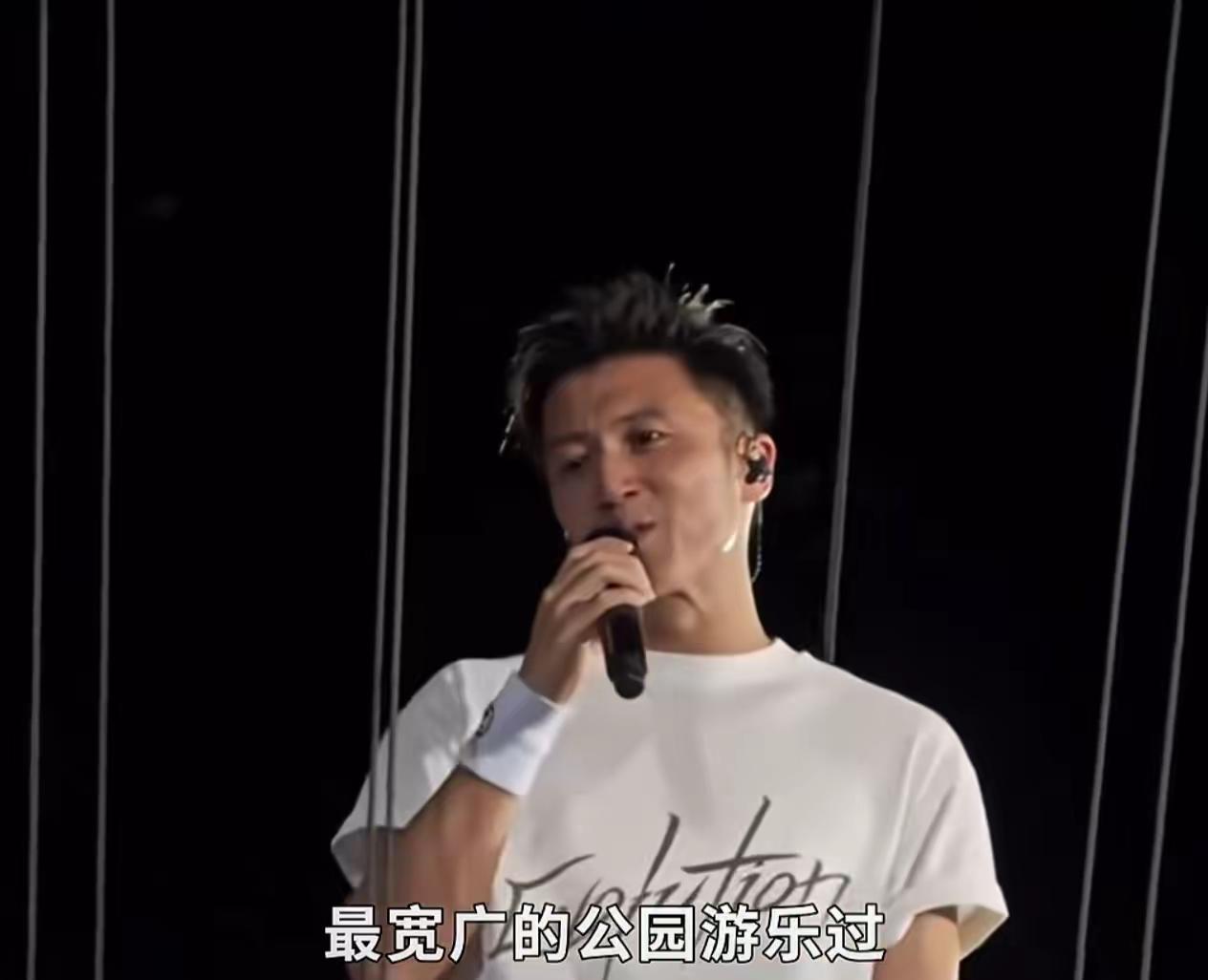 谁能拒绝舞台上闪闪发光的谢霆锋。谢霆锋青岛演唱会 成年人的心酸 人间担当 现场实拍