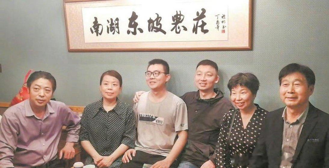 #错换人生28年当事人生父去世#
刷到错换人生28年又传来噩耗，姚策的生父郭希宽离世，看完心里挺感慨的。
 
这么多年这件事拉扯了无数人，官司、舆论、网上各种声音，这么多年一直活在巨大的压力跟议论当中，心里长期压抑，最后身体也被拖垮了。好好的一个家庭，因为当年的错换，接连承受失去孩子、无尽 ​