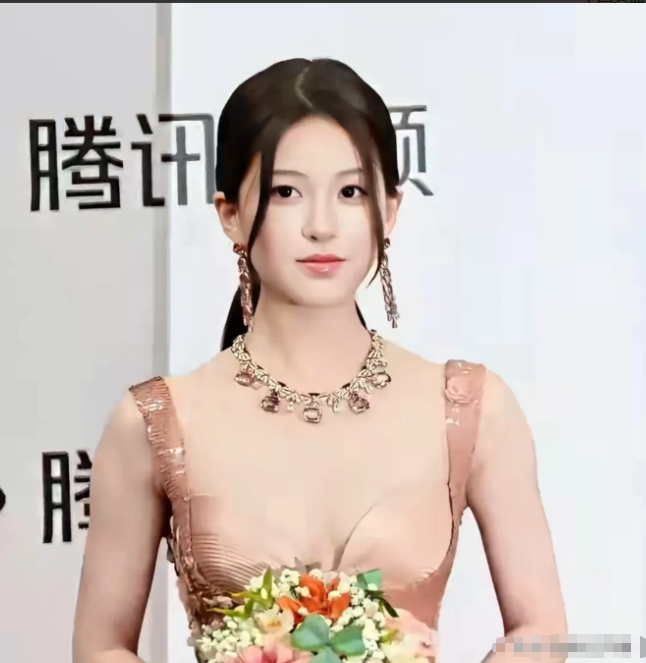 9月7日晚，宝格丽高级珠宝宴会邀请了刘亦菲、刘嘉玲、蔡依林、吴磊等代言人参加，却没有邀请赵露思，不少网友猜测是不是赵露思从和银河酷娱解约后，频繁直播，风格偏网红了，导致品牌方觉得她不符合品牌的调性了，所以没有邀请她。
 
单场活动的缺席，从来不代表一段合作关系的终结。可网友的猜测，确实戳中了赵露思这