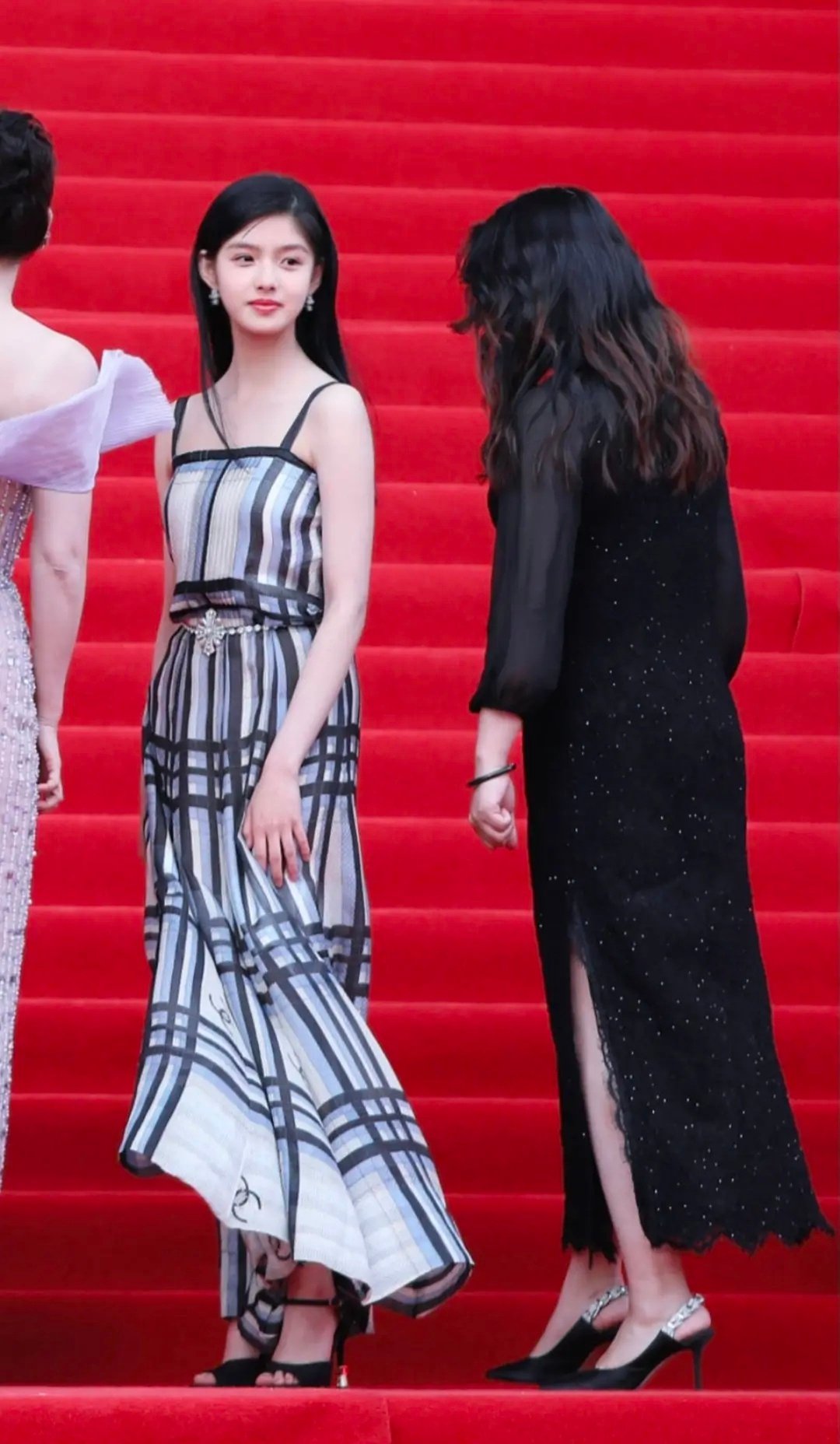 香奈儿好喜欢挖掘小花啊，艾米第一次红毯活动穿的也是 ​