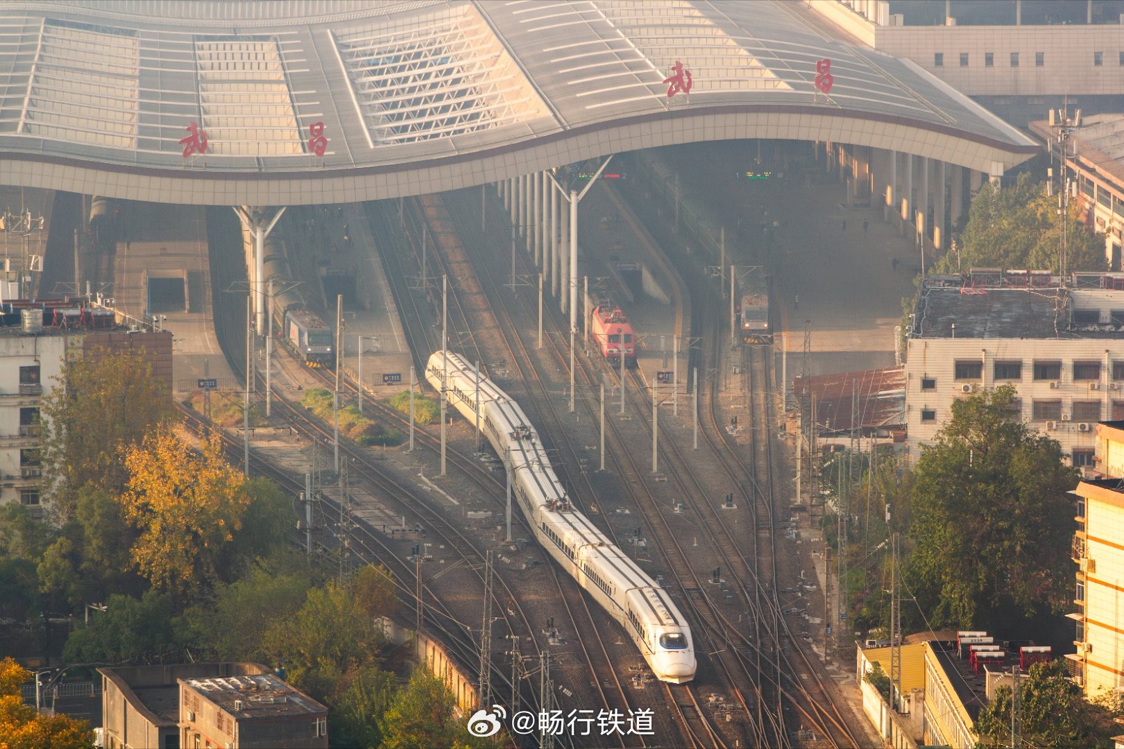 在九省通衢的武汉枢纽，“带鱼”CRH2A真的是在各个角落都能见到，当然也有长编组的CRH2B。在三大客运站武昌、汉口、武汉站都有2系车停靠办客，合武、汉宜、京广、武咸、武孝、武九等等线路都有2系车奔驰。这也反映出武汉枢纽的遗憾之一，250km/h级别的线路太多了大家喜欢坐2系车吗～不止旅行在路上看中国