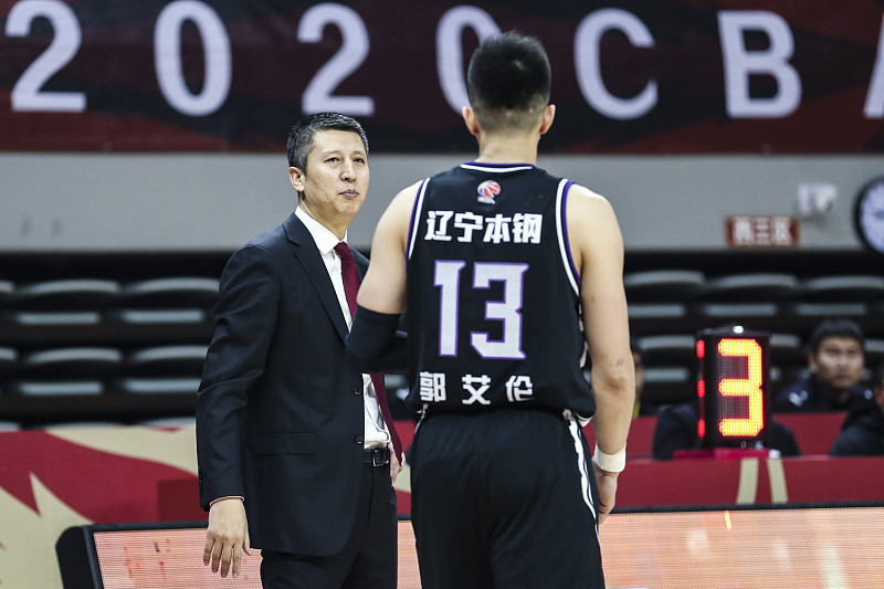 中国男篮不敌日本的赛后，郭士强与中国篮协官方都表态，大家拼得很尽力，队员们着实不容易。
我们总拿“很努力”“很不容易”自我安慰，用“没有功劳也有苦劳”给失利找托词，反倒把真正的核心问题给盖过去了，所有无效的付出都毫无价值，除了自我感动，什么都改变不了。