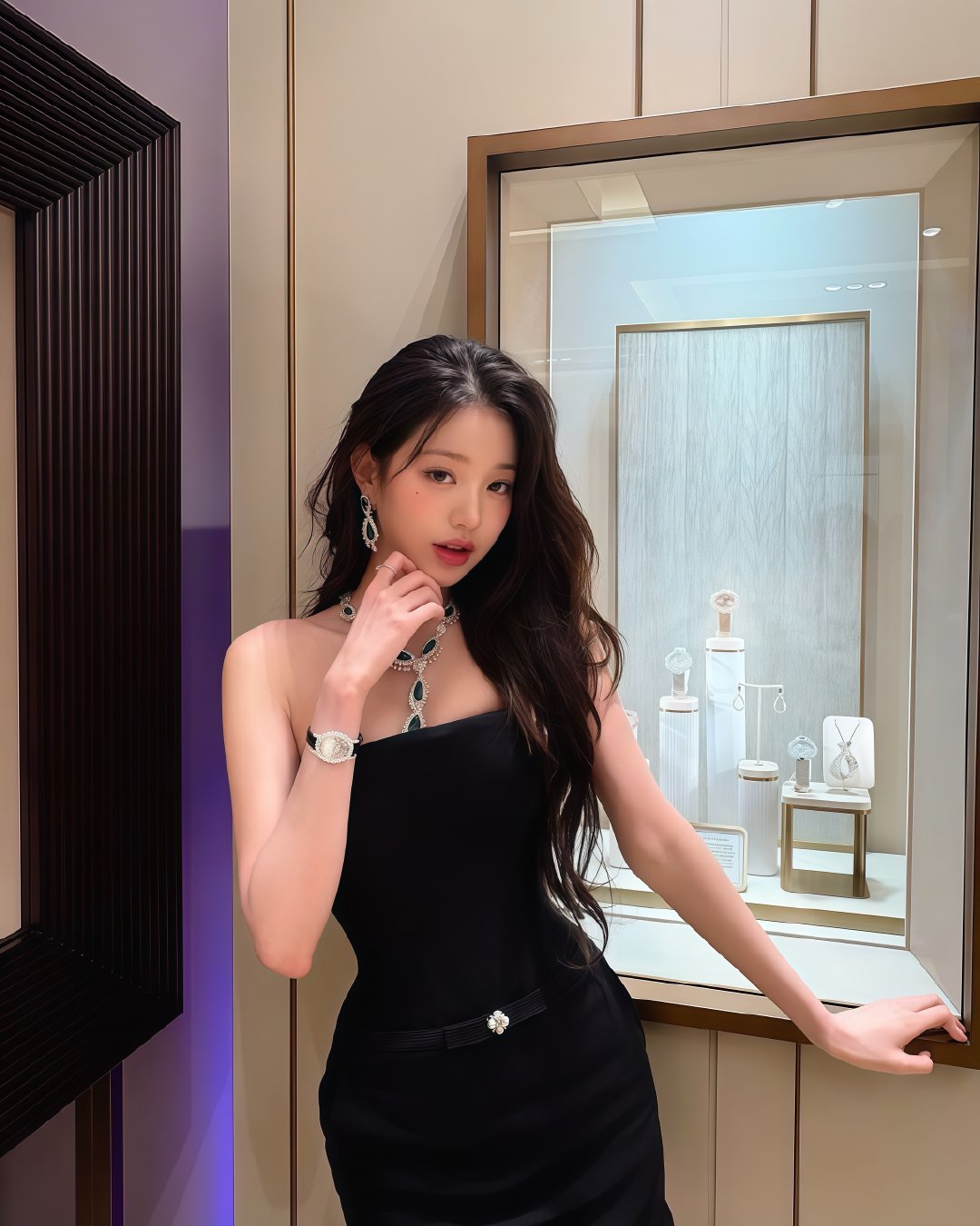 #张元英[超话]#  
戴一亿珠宝的那天 ​