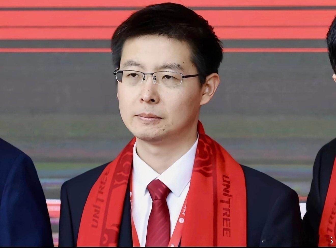 理工男的悲哀，宇树2024年估值才37亿元上下，还不是独角兽。

现在给出这么高的溢价，上市这一刻，即是高光。
以后皆是下滑。

机构忙着套现，可以准备下船了。

但王兴兴不行，后面的业绩得靠他自己了。
他得站在台前，独自面对公众。

所以，上市一刹那，没有喜悦。

苦是我们理工男苦。 ​