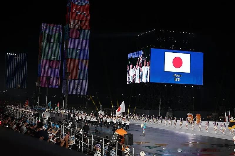 你觉得日本开幕式阴间吗说实话，我昨天压根就没收看名古屋亚运会开幕式，因为我不感兴趣！但凡观摩过当年东京奥运会的人一定忘不了那“阴风阵阵”的开闭幕式表情包，所以为了避免自己心率失常决定这次主动远离直播间！以往到了国际大型体育赛季，承办国多多少少会倾力打造一届给人留下美好印象的热点记忆，可反观这次日