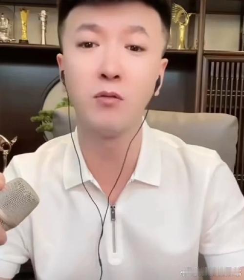 #网红一哥承认出轨#在一场驴家班集体直播的真心话游戏中，网红一哥面对追问，当场承认过去曾有出轨经历，瞬间让直播间气氛变得尴尬。作为已经成家的公众人物，在直播公开场合谈及私人感情过错，很容易给观众带来不好的示范。网络直播不该拿私人情感丑闻当作节目效果，网红更应当守住言行底线，兼顾自身 ​