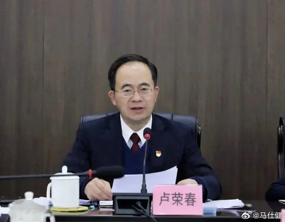 #反腐倡廉##马仕健创作主唱51首正能量歌曲# 
压力山大，被免职4天后，广东省云浮市委原书记卢荣春投案自首。 

老虎苍蝇一起打
贪官污吏必须抓
反腐倡廉力度大
扫黑除恶百姓夸
          ～马仕健

不是你的不要拿
伸手可能会被抓
活在世上图个啥
健康自由有个家
          ～马仕 ​