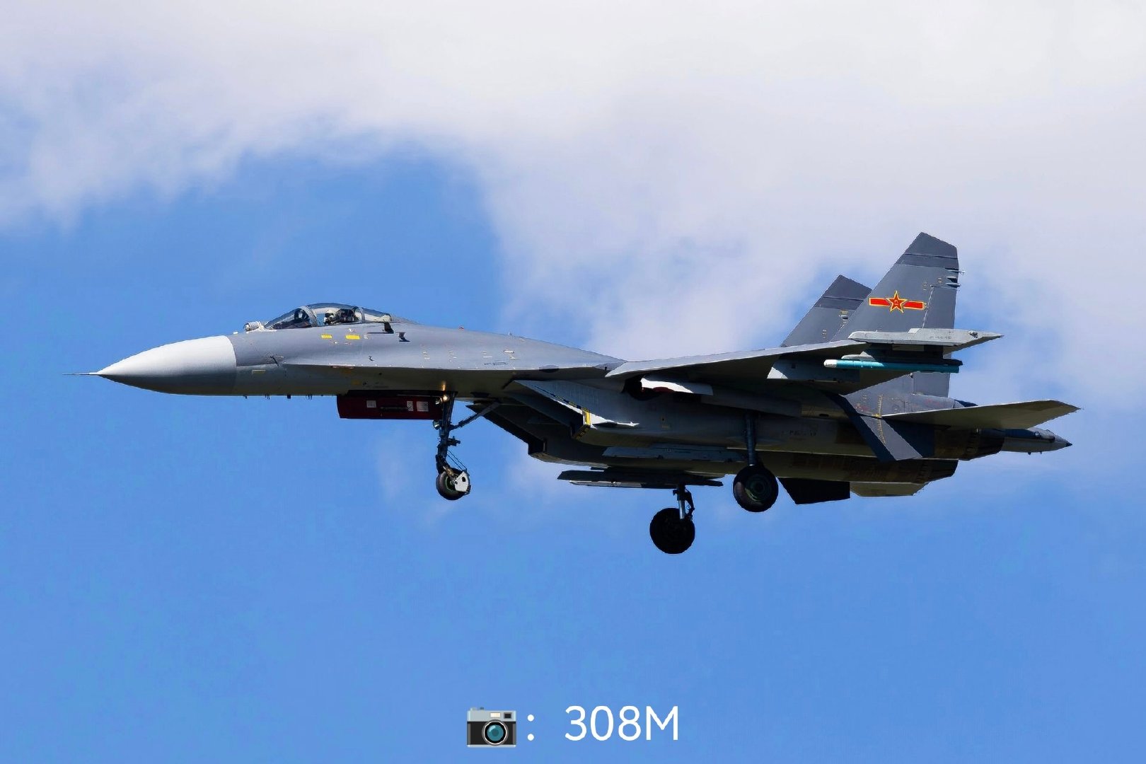 #烽火问鼎计划##今日侧卫# 
中部战区空军航空兵某旅歼11BG
📷：308M ​