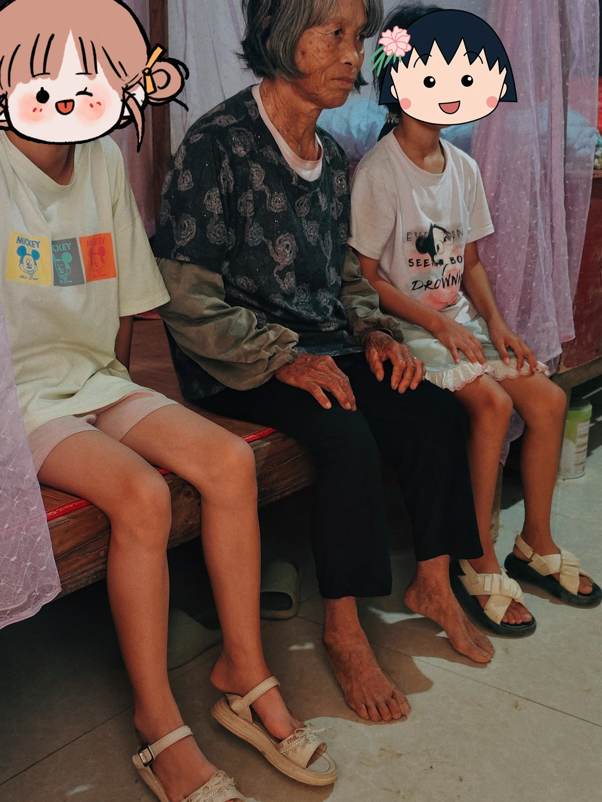 重灾区亚陂村8队，一家8口人，6位老小留守在家。父母外出打工，是家里唯一的收入来源，洪水过后，家里已经没有多余积蓄。
	
三个女孩分别10岁、8岁、6岁，还有一名一岁多的幼童。孩子们缺床、被子、毯子，小宝宝急需奶粉、尿片。
留守的两位老人常年受痛风困扰，稍干一点活就疼痛难忍，需要长期服药，还缺少合适的鞋子与衣物，家里饮水也成难题。
	
洪水冲垮了他们的生活根基。大孩子要读书，小婴儿要喂养，老人病痛缠身，一家人连安稳睡觉的床都不够。
	
家里有孩子闲置物品的爱心人士，可以给这个家庭寄一些，帮助她们度过难关。