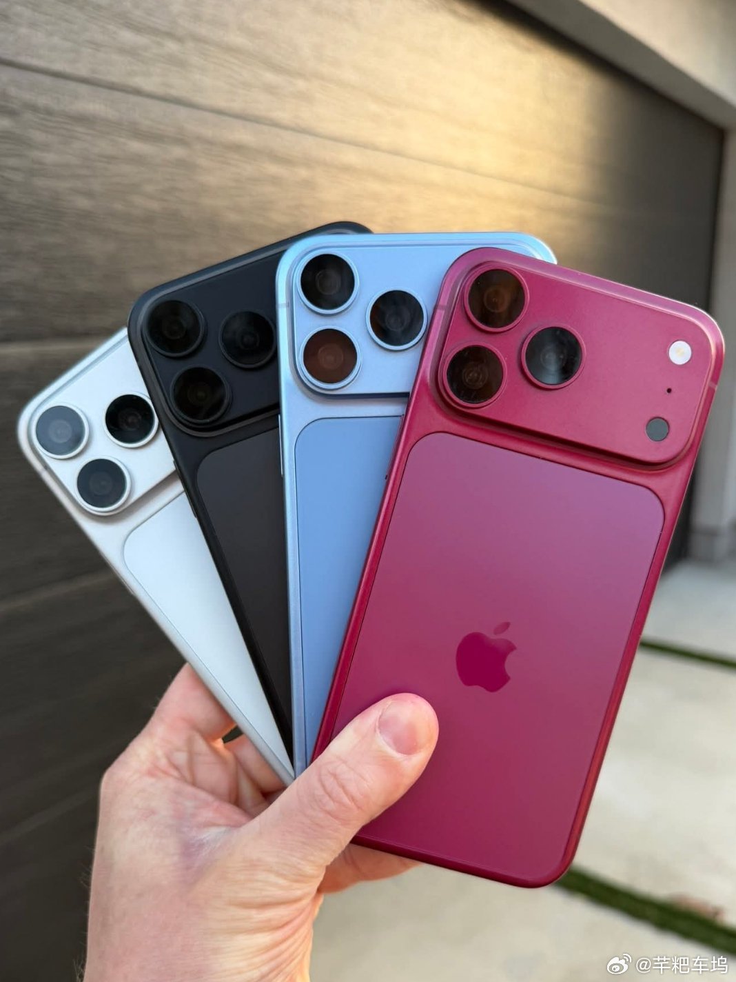 #iPhone18Pro 配色#抛开配色不谈，iPhone18 Pro外观变化真的很小😂
现在区分新款机型，好像颜色成了最直观的标识。 ​