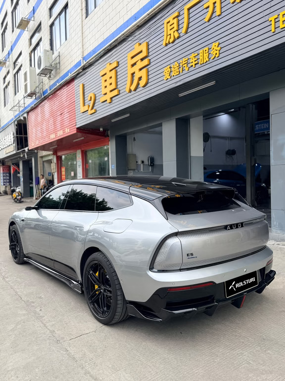奥迪E5亮黑小包围实车效果