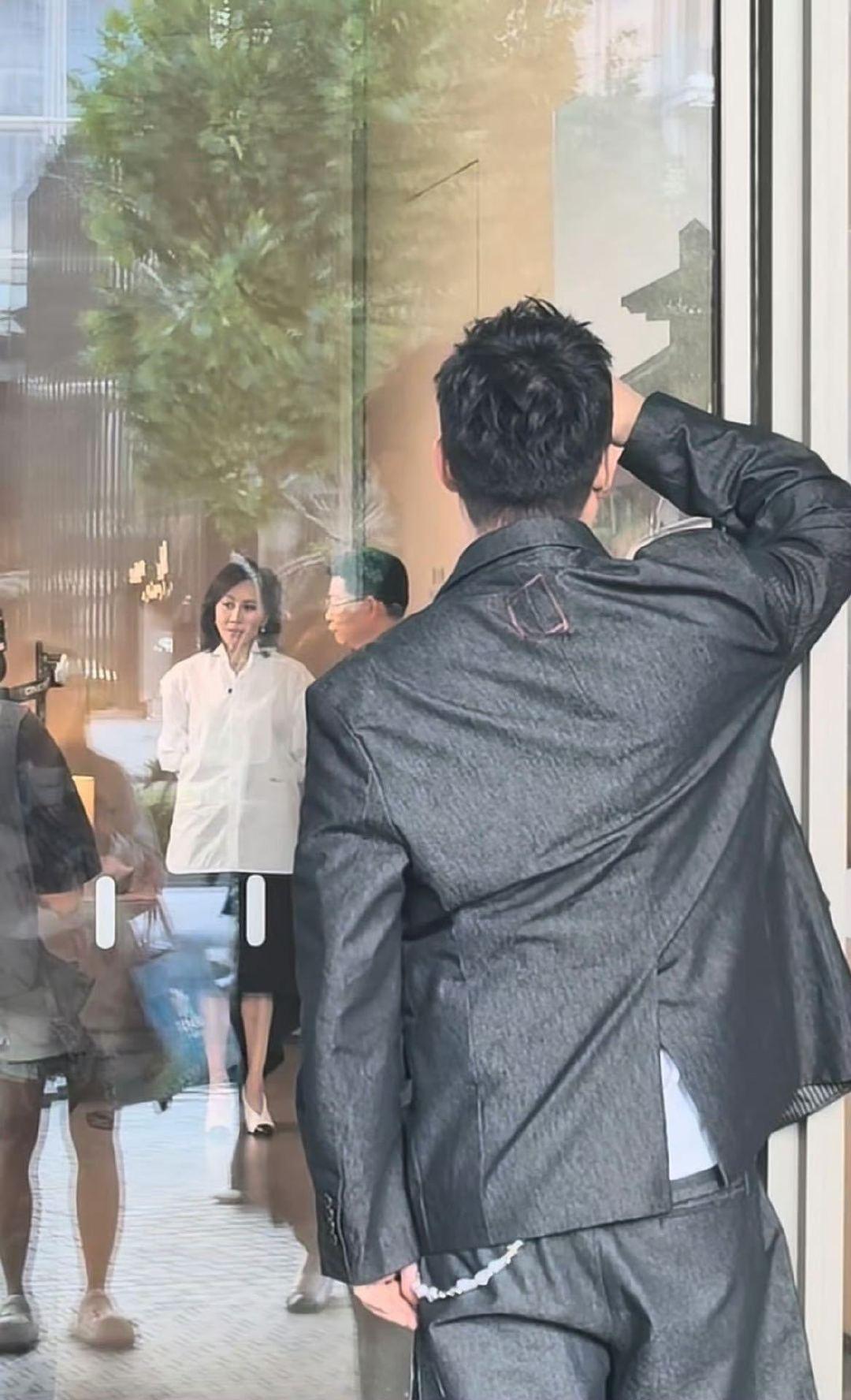 #在上海看到了内娱熟人#是什么活动，把刘嘉玲、陈赫、贾乃亮等人的行程齐聚黄浦江畔？这场尊界新车交付现场可谓明星云集，除了大家熟悉的一众艺人，现场还有不少实业企业家到场，文娱圈、实业圈知名人士同框，名人浓度直接拉满。#陈赫偷看刘嘉玲聊天# ​