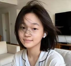 没清场，没保安开道，全红婵现身乐园游玩瘦了好多，邻家女孩模样