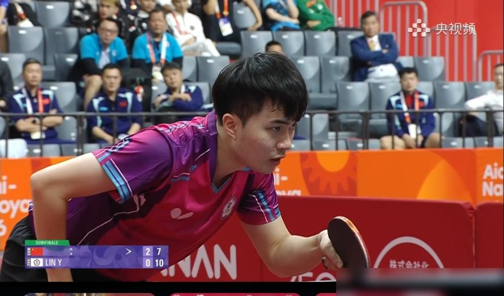 0-2落后，林诗栋直接离场进了更衣室，几分钟后才回来。
林昀儒当场就懵了。他只能站在场地边上，当着全场观众把湿透的上衣扒了，直接换。赛后他立马申诉，说这离场时机和时长不对劲。
亚乒联复核完，结果是合规。规则写得清楚，汗透了必须离场换，没毛病。
但最狠的就在这：规则允许你打断对手的节奏。你领先正