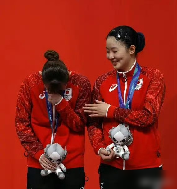 主场被干了4-0，第一局还是个秃子。
日本女双决赛，张本美和跟早田希娜，世界第一，家门口打亚运，赛前憋着劲要拿金牌。结果一上来，0-11。教练中泽锐赛后说这比分把俩人直接打懵了，接发球从头到尾没整明白。
央视镜头扫过去，早田手都在抖。王曼昱蒯曼愣是没给任何机会，4局压得死死的。
日本那边还不死