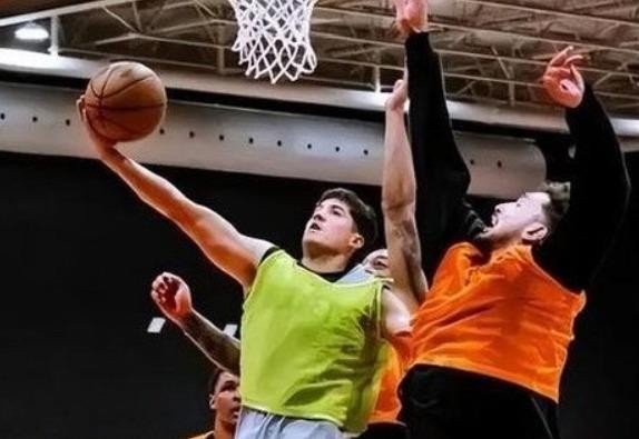 范弗利特轮休，斯玛特顶上首发，火箭这套后场到底能走多远？
NBA中国赛第二场，火箭轮休了杜兰特、申京和范弗利特三大主力，由斯玛特挑起进攻大梁。独行侠那边欧文时隔19个月正式复出，首节就拉杆上篮得分，全场13投6中拿下17分3助攻。火箭这边靠着谢泼德的三分和小史密斯的内外开花咬住比分，半场结束只落后7