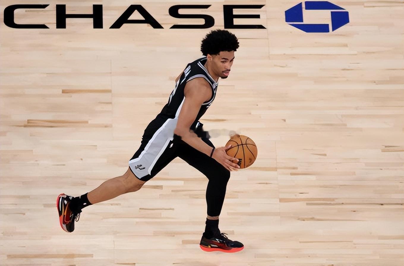 根据The San Antonio Express-News记者Jeff McDonald在最新文章中的消息，周四的季前赛揭幕战将为圣安东尼奥马刺的先发阵容提供一些线索，但这一情况可能会一直悬而未决，直到常规赛首战甚至之后。当然，维克托-文班亚马（Victor Wembanyama）将与达龙-福克斯（De'Aaron Fox）和斯蒂芬-卡斯尔（Stephon ​