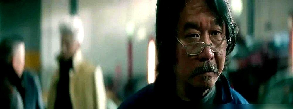斩获七亿多票房的《老炮儿》，六爷根本不是栽在小飞手里，是被身边的兄弟坑死的。

管虎拍得真狠。灯罩表面仗义，砸车、约架全是他挑头。惹完事全在一旁起哄，没半个人劝，硬逼着六爷拿命去兜底。亲儿子晓波从头到尾没喊过一声爸，直到最后弄了个叫聚义厅的酒吧，这爹才算是认下了。

冯小刚凭这戏拿金马影帝，实至名归