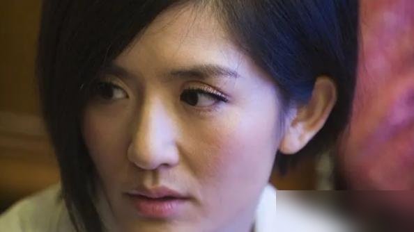 谢娜借包文婧3万澳元还3万人民币，这事被骂了这么多年，结果人家早补上了。就这，短视频还在剪，评论区还在骂。
赵丽颖一声不吭，坐进了她话剧收官场的观众席。没发通稿，没带摄影师，看完起身鼓掌。
谢娜在台上演赖声川的《十三角关系》，演了14年，从姑娘演到三个孩子的妈。台下坐着的，是当年一起跑龙套的人。