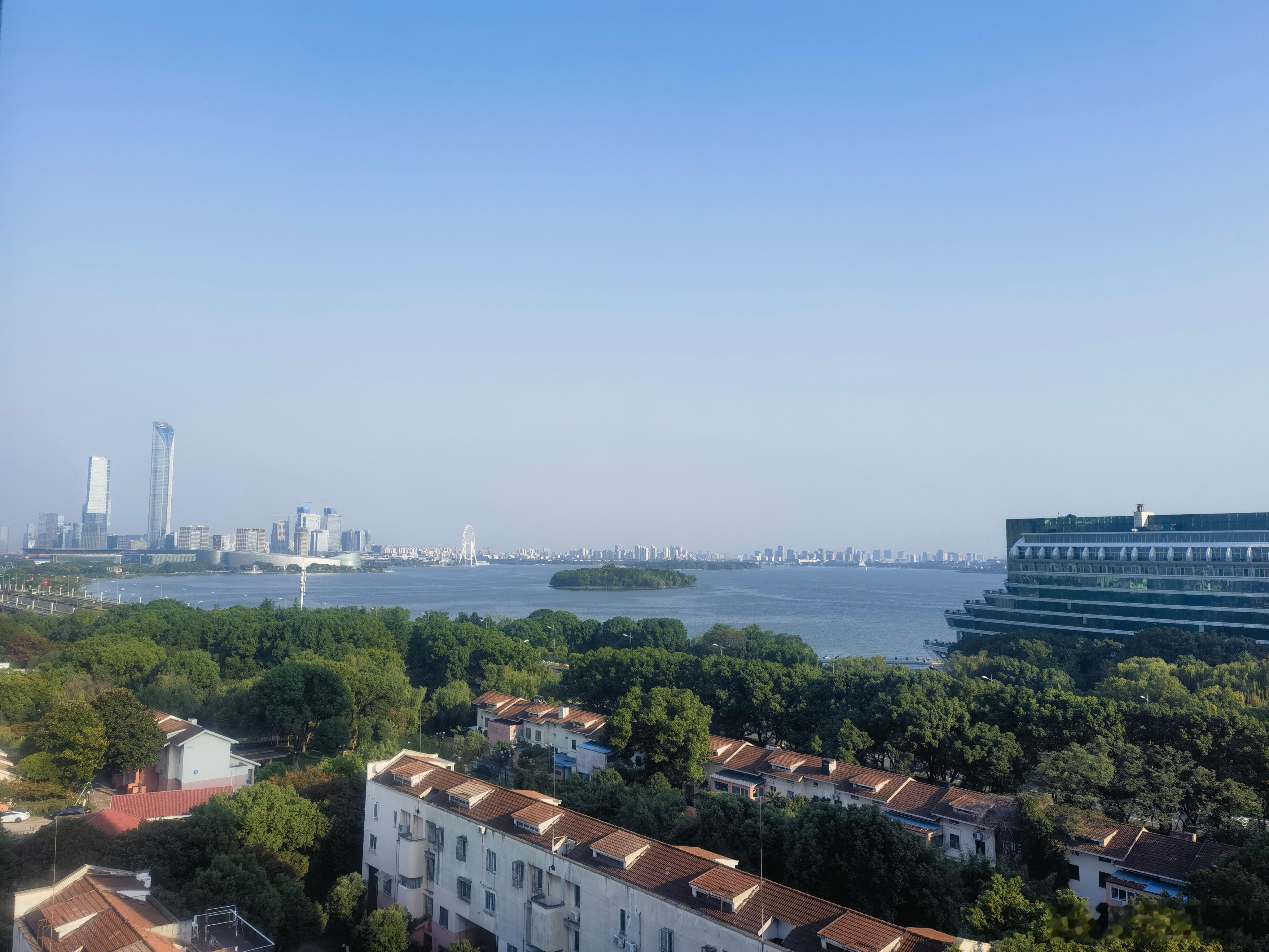 15 年前的今天，清华大学的聘书收到，因还是在职，午后即预约校长汇报。校长看了聘书传真件，沉默了很久，还是表示了支持，因为他知道是学校让我退居二线的。在 2010 年年底的一个场合，私下对我表示了歉意，因为他也觉得一个三级教授又获得行业最高奖的业务干部不该与一般行政干部一样实行“七上八下”一刀切的政策。于是两周后，我开启了职业生涯最后一站的“北漂”生活。生活手记清华大学