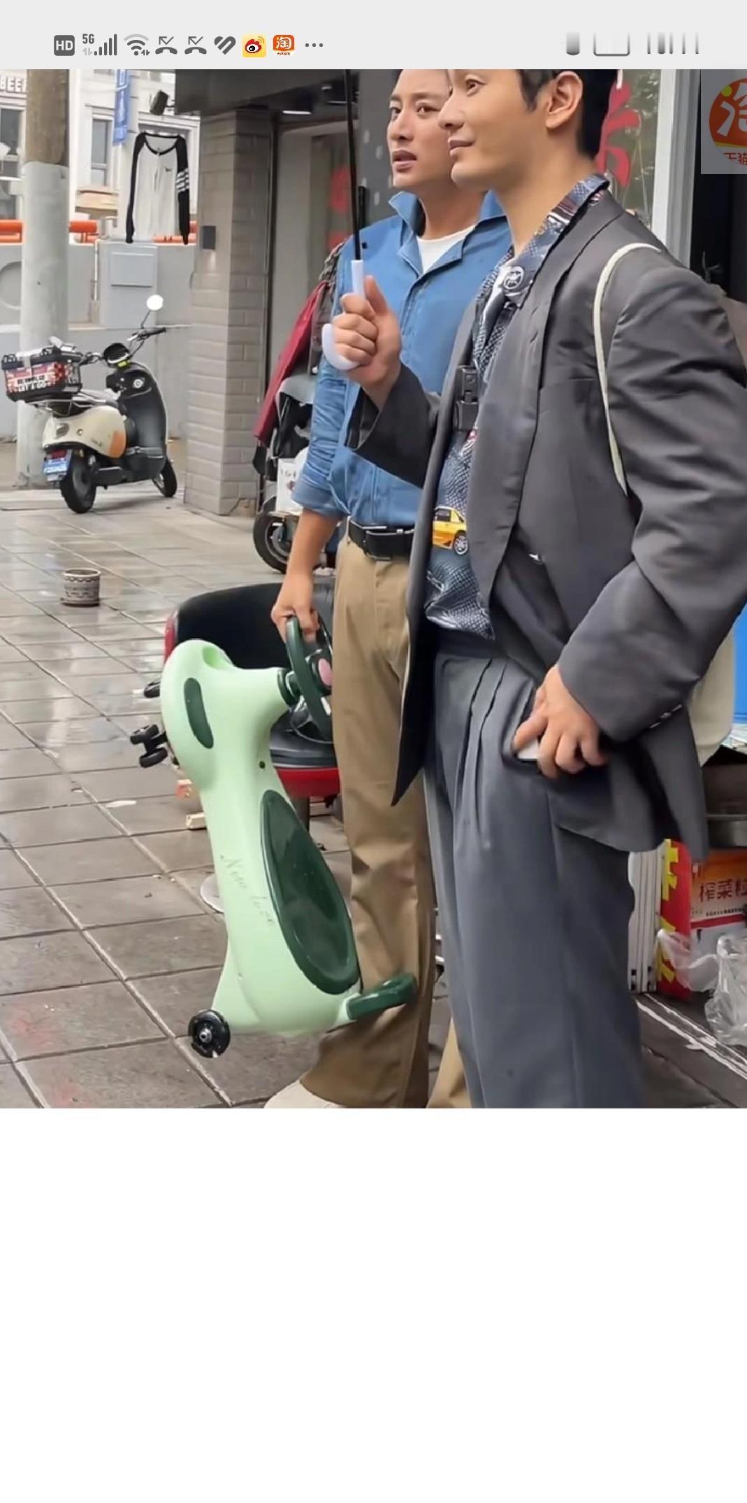 黄晓明和贾乃亮在《极限挑战》第十季里是常驻搭档，俩人一块儿录了整季节目。节目里贾乃亮爱耍宝搞偷袭，黄晓明被他坑过不止一回，上一秒还乐着下一秒直接愣住。收官那期黄晓明本来手里“真心水晶”最多，完全可以自保，结果他主动把所有人票数弄成奇数，拉着全团一起跳水受罚，说了句有难同当。这俩人站一块儿确实有点意思