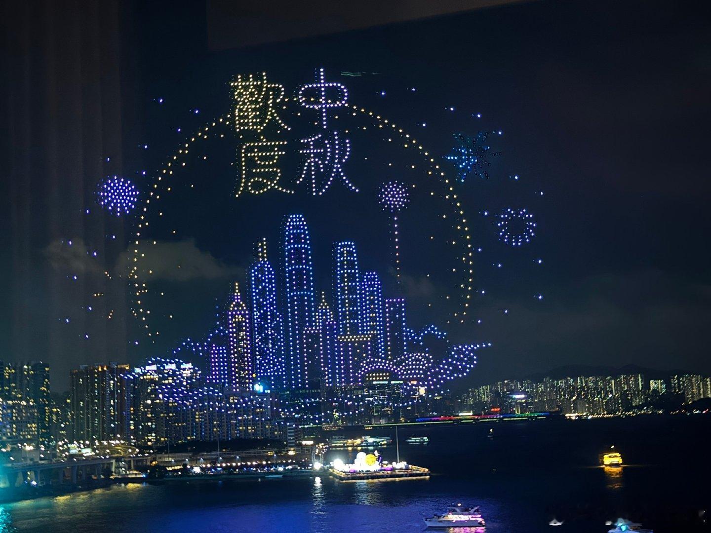 中秋良夜，团圆小聚🥂
在瑰丽酒店彤福轩和家人共进晚餐，
席间一边用餐，一边观赏漫天绚烂的无人机秀。
灯火月色相映，其乐融融。
祝大家中秋快乐，花好月圆，岁岁安康🌃 ​