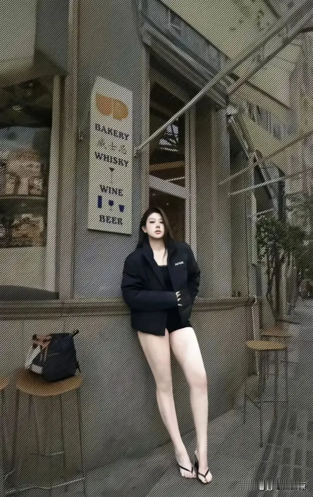 这位美女真漂亮，时尚而又有气质，她上身穿着羽绒服，下面穿着短裤，她这样...