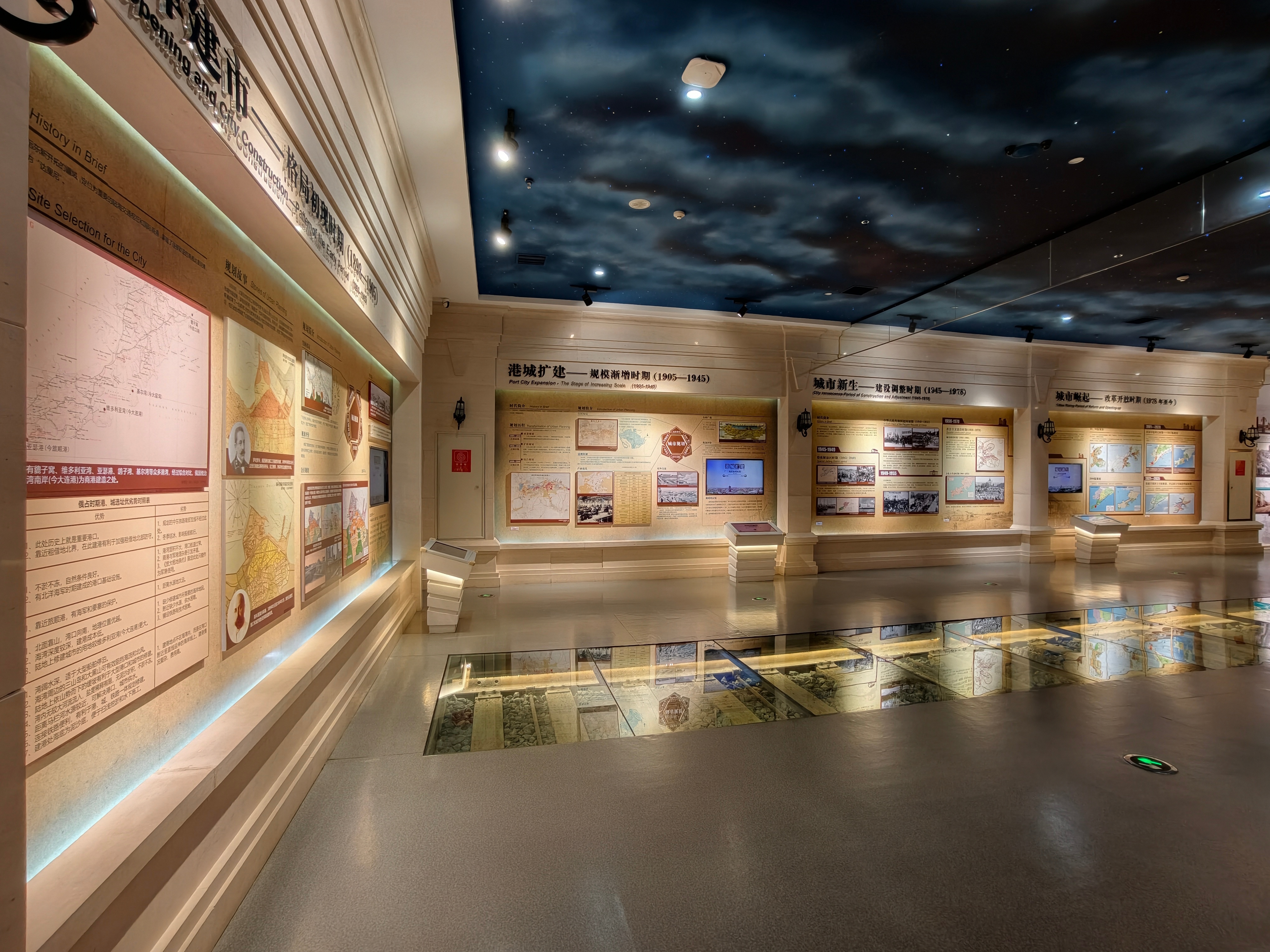 大连市城市规划展示中心：一馆读懂大连城市建设与未来蓝图想真正读懂一座城市，最好的方式就是去这个城市的规划馆和展览馆。大连市城市规划展示中心，是大连城市发展的立体缩影，也是解锁这座滨海城市规划、建设与蜕变的最佳窗口，藏着大连的过往积淀、当下建设与未来宏图。整座展馆以城市发展为主线，全方位梳理大连百年来的城市建设变迁。从近代港口奠基，到老城区更新改造，再到现代化滨海都市崛起，一幅幅影像、一组组沙盘、一件件资料，清晰展现了大连从边陲海港，一步步蝶变为东北对外开放龙头城市的建设历程，见证着城市路网拓展、片区开发、港区升级的每一步蜕变。在核心沙盘展区，大连全域城市布局尽收眼底。中山、西岗、沙河口、甘井子主城功能迭代，东港商务区、梭鱼湾片区、金普新区重点板块蓬勃建设，山海廊道、滨海景观带、交通枢纽路网错落交织，清晰呈现出大连“依山傍海、一城湾区”的独特城市格局，直观感受城市科学、系统的整体规划理念。不止回望过往，展馆更聚焦未来发展。从国土空间总体规划、海洋经济布局，到文旅升级、民生配套完善、生...