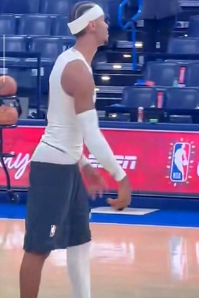 又有人把NBA球场走廊，搞成了个人时装秀场！  说的就是雷霆队的亚历山...