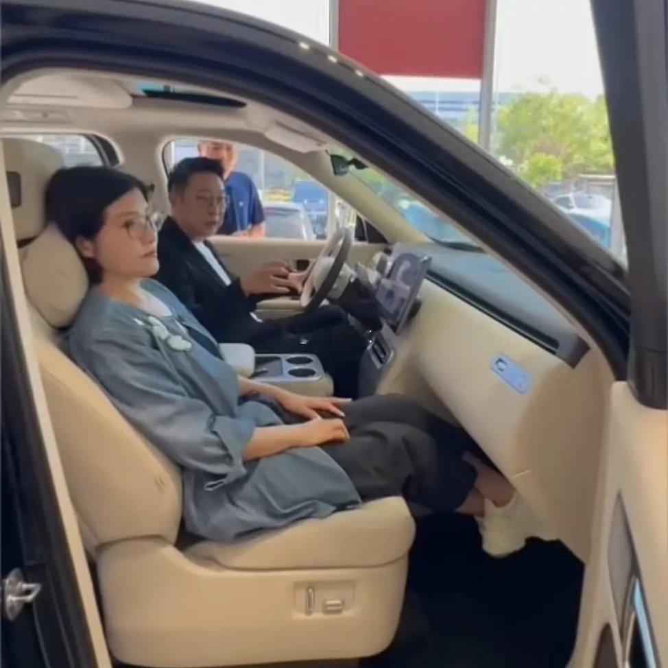 林永健夫妇看豪车，宋丹丹干儿子要闯娱乐圈，这一家三口够忙的[doge] ​