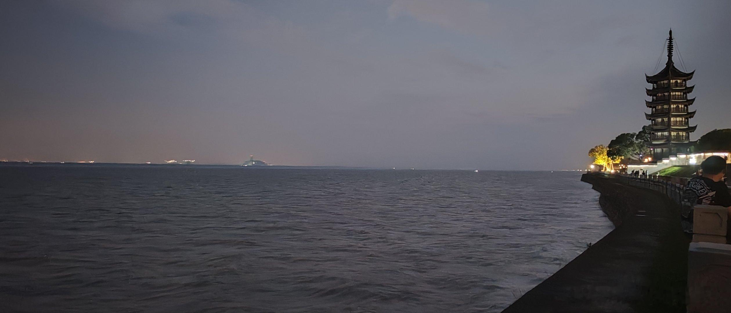 东部球队76人的夺冠前景，应该是和纽约尼克斯一档，还是和骑士，猛龙一档？我认为不必把76人抬得过高，要知道詹姆斯已经超过40，恩比德常年膝盖受伤！即便巨星叠加，相互之间的化学反应也需要后续关注！ ​