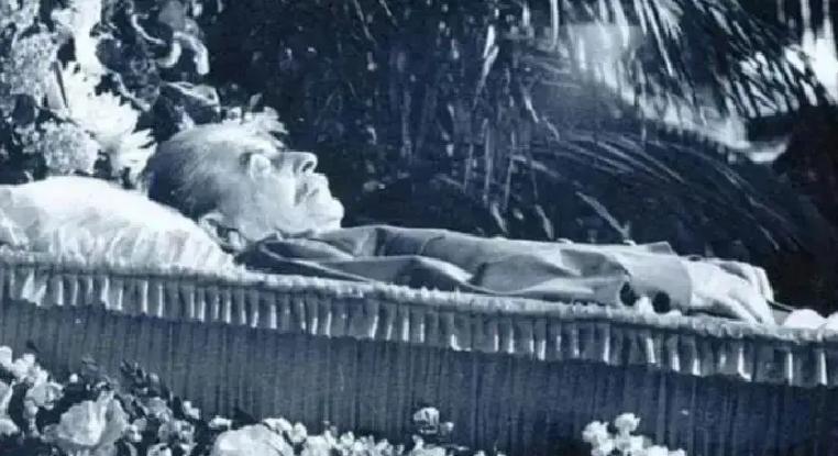 1953年，一手遮天的斯大林临终前有多凄惨？当时苏联上下都在等他咽气，嘴上没人敢说，心里全在倒计时。这个让几千万人胆寒、让整个东欧连大气都不敢喘的铁腕老人，最后走的时候究竟狼狈到了什么程度？

1953年3月，苏联最高权力中心出现了一个奇怪场面，所有人都在照顾斯大林，却没人敢真正承担救活他的责任。
