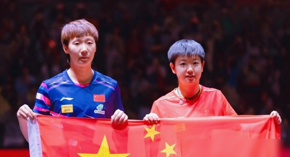 国乒夺冠后没时间庆祝，孙颖莎连夜扎针治疗，这是什么概念？
别人欢呼雀跃，她们却要立马从领奖台，回到治疗床，再直接奔赴下一个赛场。
孙颖莎这边，打完团体决赛，就说身体恢复超乎预期，每天打完就得治，一刻不敢耽误。王曼昱那边，刚啃下张本美和这块硬骨头，就坦言休息时间特别短，只能在比赛间隙里见缝插针地调