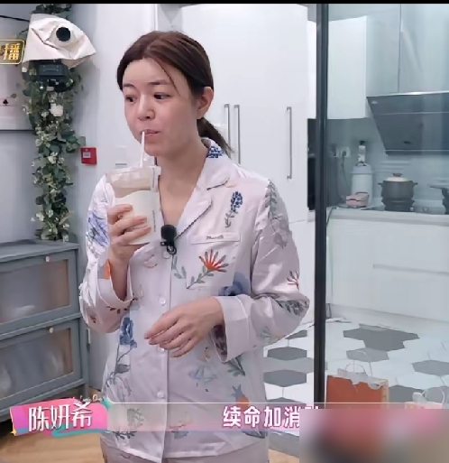 43岁，每天两杯咖啡，晚饭没油没盐，就为减那10斤。
陈妍希这波，又把娱乐圈的身材焦虑撕开了。
圆脸上镜确实显胖，这是死结。赵丽颖、林依晨都是圆脸，镜头一怼，肉感藏不住。但反过来，这脸型扛老，43岁看着像33，跟小十岁的男演员搭戏都不违和。
她这吃法，说白了就是拿健康换镜头。无味精无酱油，连盐