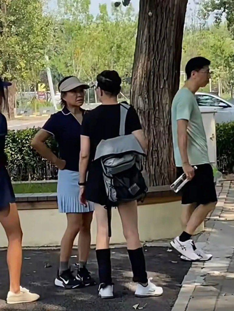66岁宋丹丹和李静在朝阳公园跑步锻炼的照片曝光，宋丹丹的腿部状态看上去比40岁的人还要好，旁边的李静，明显肌肉松垮很多。 ​