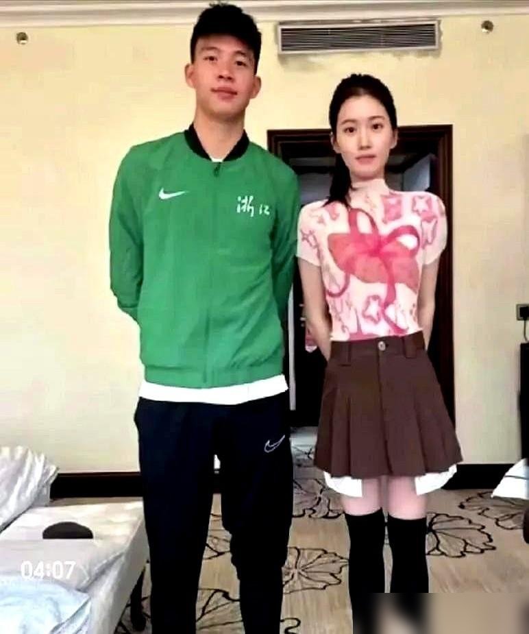 王钰栋刚在亚运会进了韩国队一个单刀，评论区没几个人聊球，全在喊他“小舅子”。
起因是一张家里的合照流出来，他姐站旁边，颜值直接抢了镜。踢了40年没进过的球荒，不如一张照片好使。
再看场上，这小子确实狠。打乌兹别克斯坦禁区外一脚世界波，硬是把铜牌拽回来了。中超赛季12球5助攻，德转身价180万欧，
